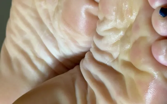 Bonewizzard69: Maiden Starts the Day off with Foot Tease, Hand Job,...