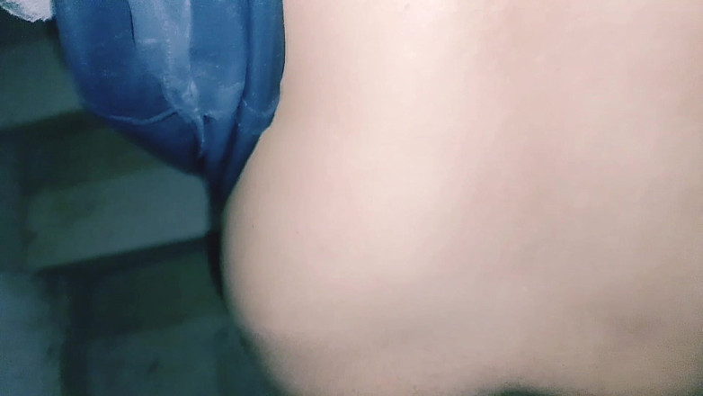 Aizzee: デシの隣人たちが階段でセックス