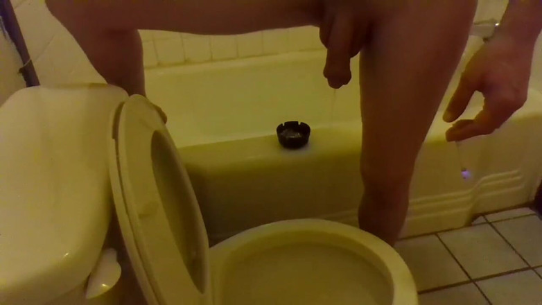 LilTaste: 浴槽に立ってトイレにおしっこをする