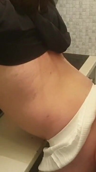 Sissy troia in gonna bianca cavalca il suo buco del culo
