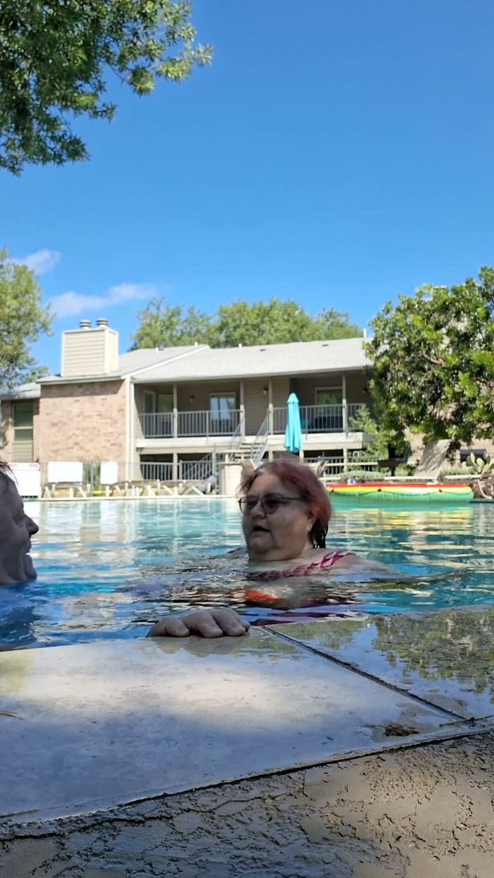 BBW nurse Vicki adventures with friends: BBW Couple Love to Kissing the Pool!