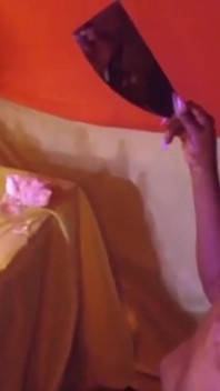 Seksi zenci sürtük tanrıça tapınağında mastürbasyon yapıyor ve mutlu olduğunda her yerine fışkırtıyor