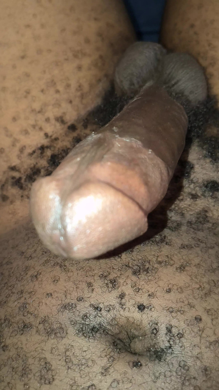 Kenyandick: Збуджений волохатий самець пробує грати на члені, коли жорсткий і випускає попередню сперму