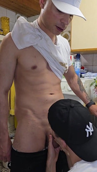 rischioso pompino gay in lavanderia vuota