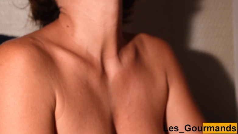 Les Gourmands: 熟女はコックを密閉し、彼女のおっぱいにそれを空にします