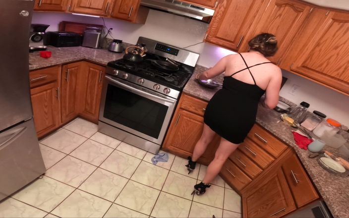 Erin Electra: Madrasta recebe na cozinha de seu enteado após o divórcio