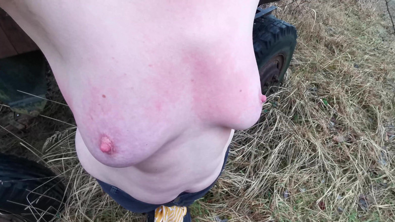 Bouncy Tits Action: Naakt in het openbaar en haar grote tieten slaand
