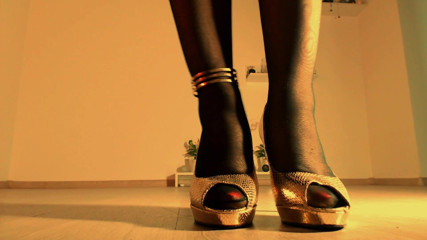 LegsOnHeels: Je mets mes bas nylon avant de commencer à taquiner