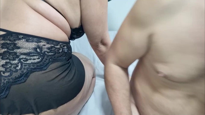 Minhaesposaparaoutro: Муж-куколд наблюдает и помогает своей пухлой жене показать ее киску и задницу другим мужчинам