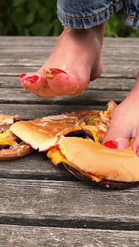 砕くハンバーガー