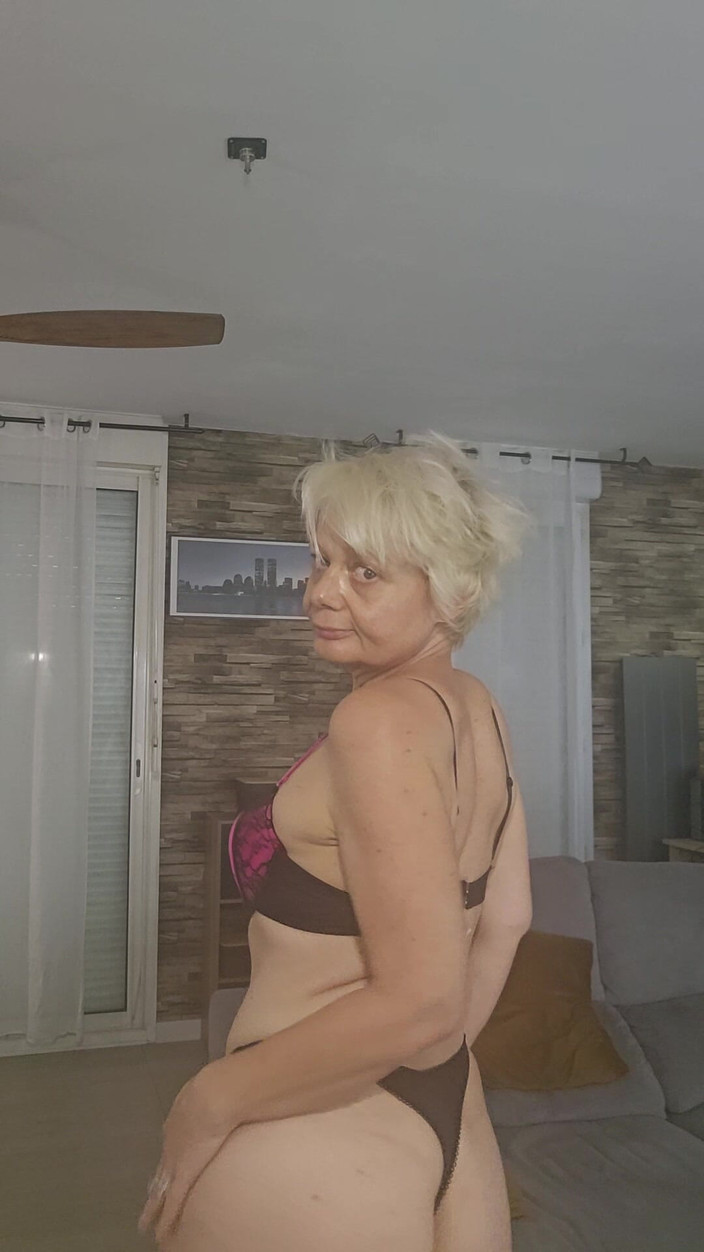 Sofy13: Kamu lebih suka lingerie atau bugil?