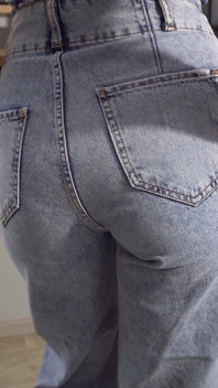 Setiausaha MILF dalam seluar jeans basah tinggi mengusik punggungnya yang bagus