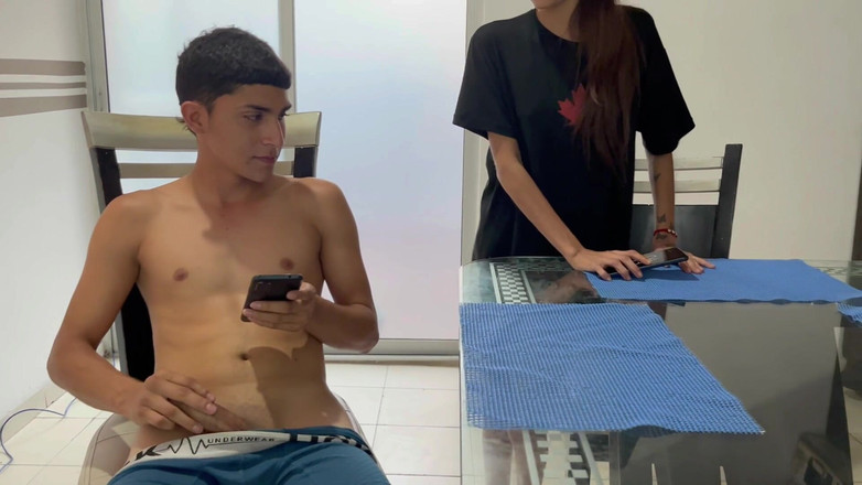 deybersex12: 我在厨房自慰，我的继妹来了，给我一些美味的座位
