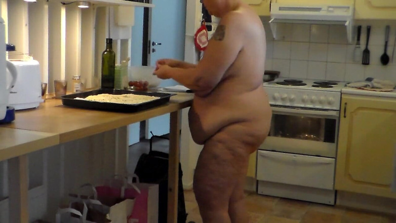 Sex hub couple: Jen is all nude and baking