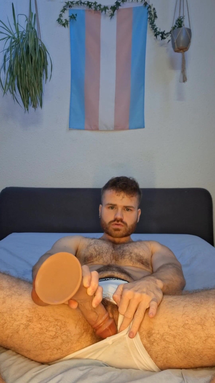 edftmxxx: Kıllı kaslı ftm trans adam büyük dildoya biniyor ve fışkırtıyor