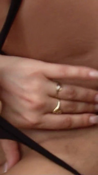 Patricia la sexy milf bionda viene scopata nel culo dal figliastro nero con un grosso cazzo
