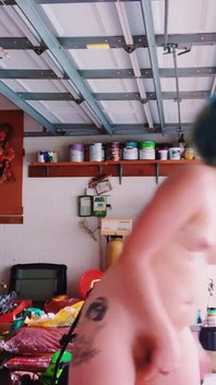 Orgasmo sudato con il garage aperto