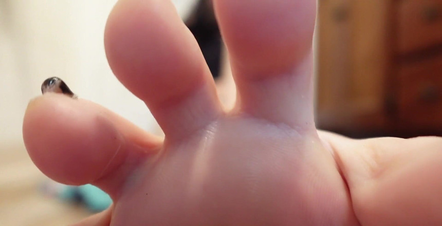 Raven Willow: Lihat dirimu, aku melihat kontolmu berdenyut. Aku tahu kakiku cuma...