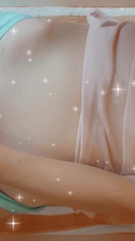 El dulce coño de 18 años se masturba en bragas.