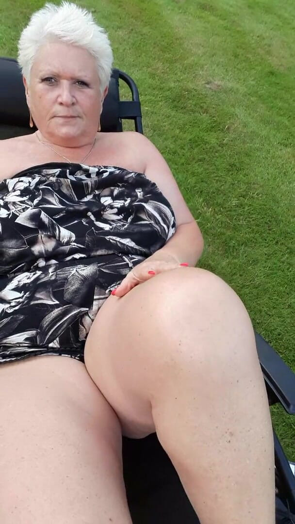 Uk Joolz: Ligstoelen spelen in de zon