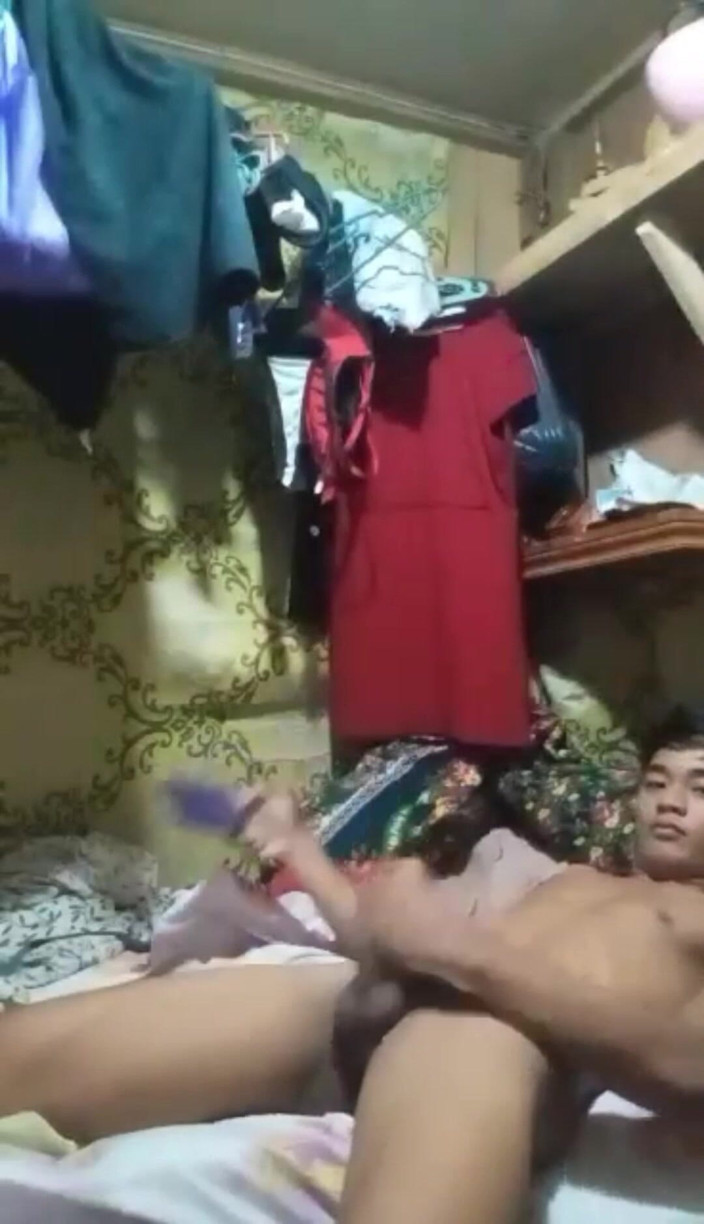 Rent a gay productions: Un twink philippin se fait recouvrir de sperme chaud et...