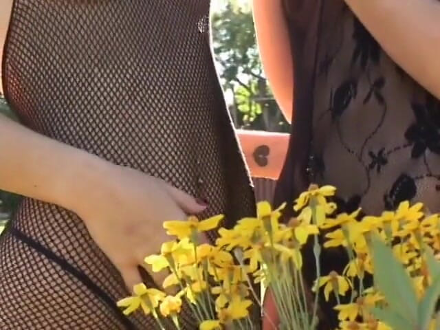 Girl on Girl: Splendida bionda e bruna scopano con dildo all'aperto