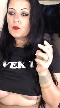 Anna fumando