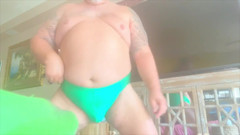Hand-Free-Daddy-Chub: ビッグベアが男の前でジャックオフ
