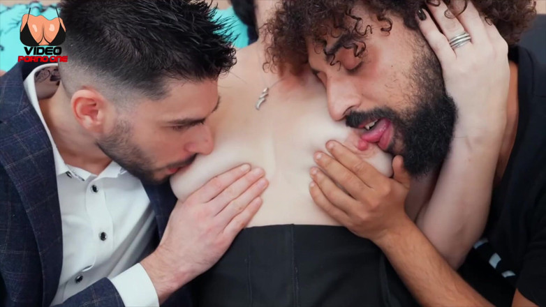 Video Porno One: ¡MILF de 45 años follada por 2 pollas jóvenes!