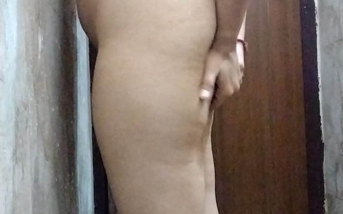 Riya Thakur: Quente meia-irmã tomando banho em seu aniversário sexy de umbigo