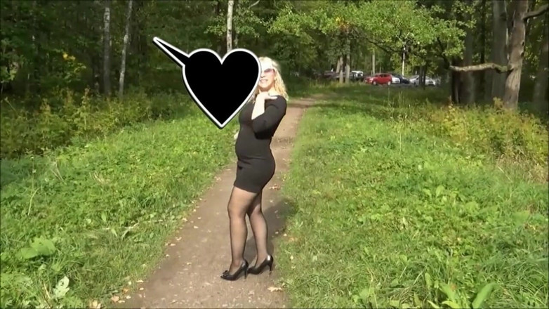 Nylon-Heels: Ein spaziergang im park, milf-strümpfe