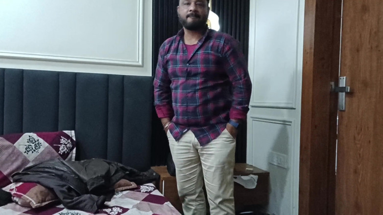 Austin Rose: Reifer indischer mann wichst allein in seinem zimmer, 4K-video