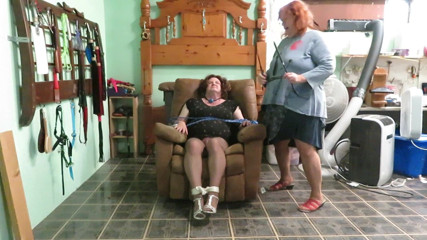 BBW nurse Vicki adventures with friends: Svázaná a seděla na Damsel