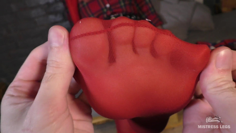 Mistress Legs: POV-fuß reibt und verehrt füße in roten strumpfhosen und socken