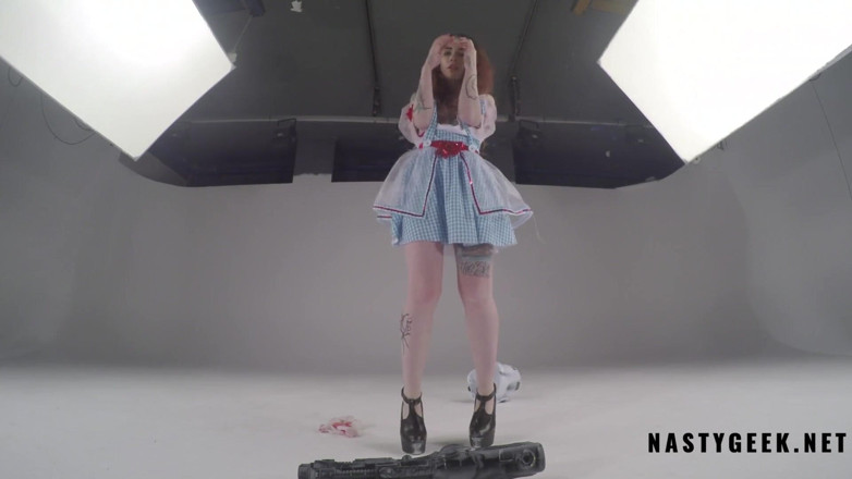 PurefilmsTv: Alice miang di Wonderland dapat striptis dan pancutan mani dalam...