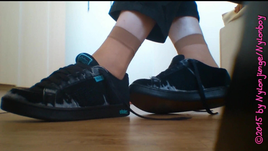 Nylonfe in Old Sneaker, Foot Fetish (Carmen_Nylonjunge) Nylonfe in Old Sneaker, Foot Fetish (Carmen_Nylonjunge)
