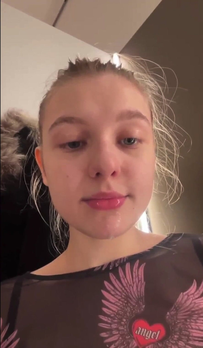 JuiceLussie: 在试衣间口交