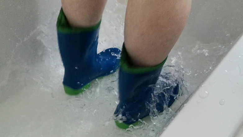 Bouncy Tits Action: Rubberboots in bathtube
