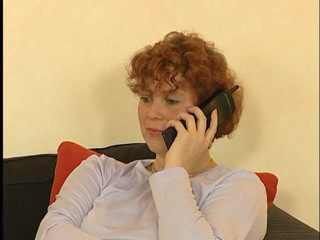 Lucky Cooch: La signora matura sta avendo una telefonata