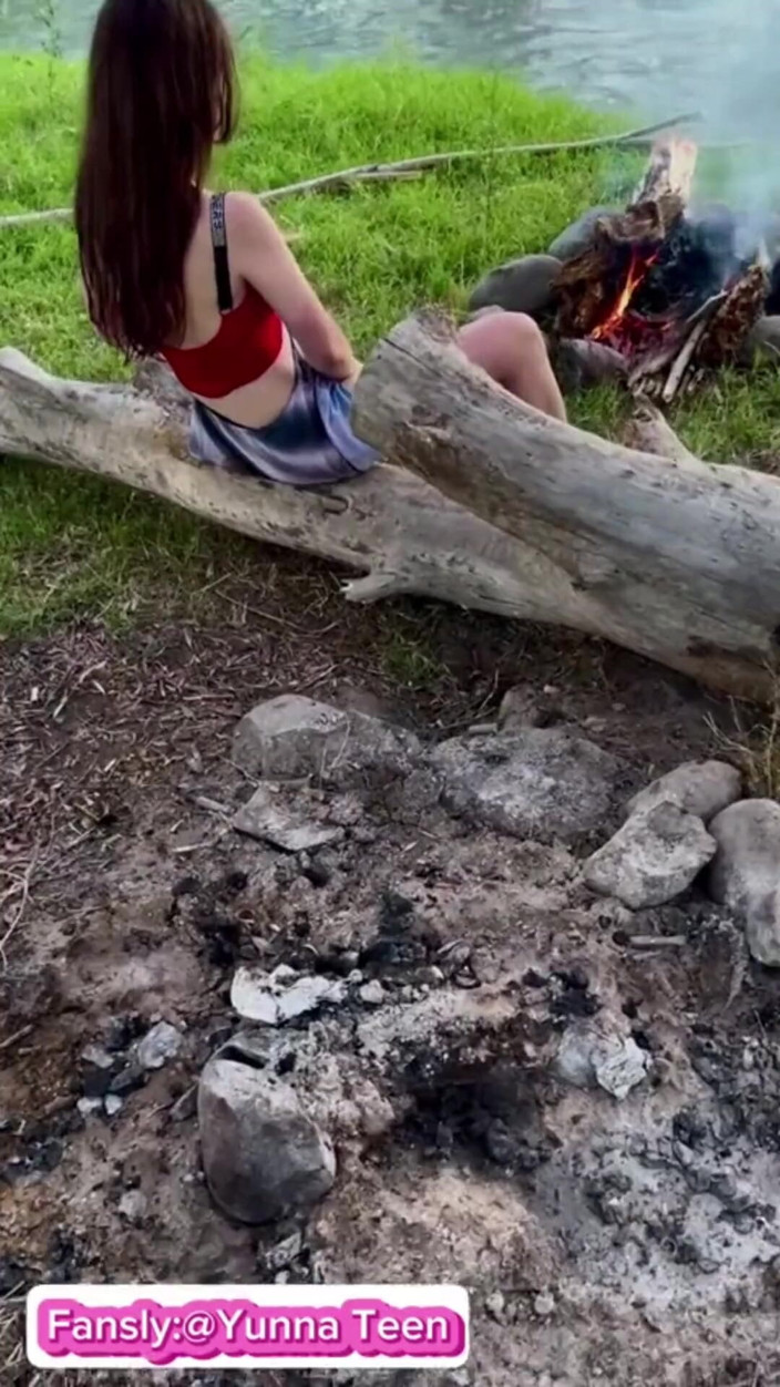 Yunna Teen: Chodzę bez majtek w naturze. i szarpię moją podekscytowaną cipkę...