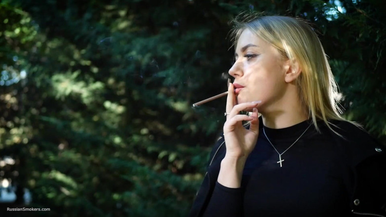 Russian Smokers: Gagică blondă sexy care fumează două țigări negre în natură