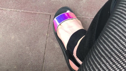 Goddess Misha Goldy: I miei nuovi sandali e dita lucenti provocano all'aperto