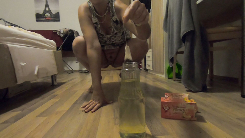 bekycarril: 从瓶子里喝我们自己的小便作为茶尿