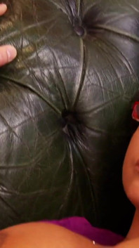 Seksi orta yaşlı seksi kadın patronuna lezzetli bir sakso çekiyor
