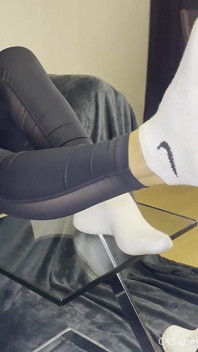Zapatillas blancas sucias - calcetines maloliientes en la cara con noche de Valeria (vista frontal)