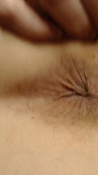 Söt närbild hårig blinkande tight brun liten rövhål