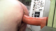 GiantDildoLover: 一些假阳具用于我的屁股，直径从4厘米到12厘米，但我需要更大的假阳具