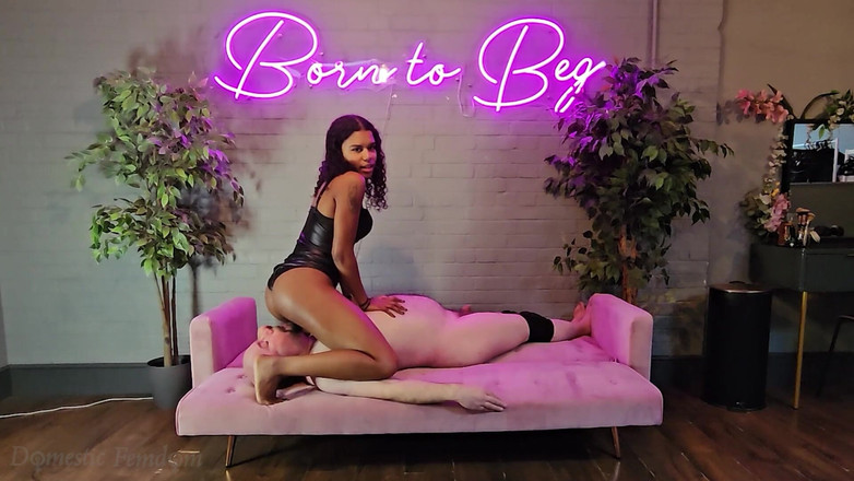 Domestic femdom: 俺の完璧なお尻の下でどれくらい持てる?