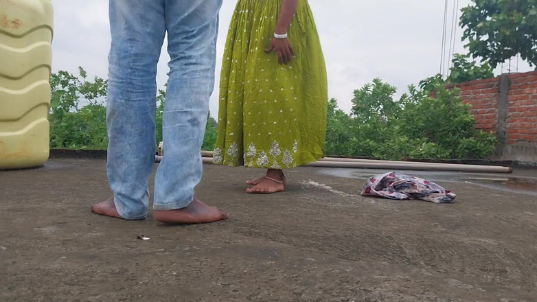 Pooja raniji: Desi Village Young Desi Girl Outside Sex - Girlfriend Coming Near...