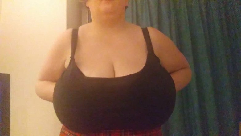 Curvaceous Caledonia: 거대한 젖탱이와 보지 플레이